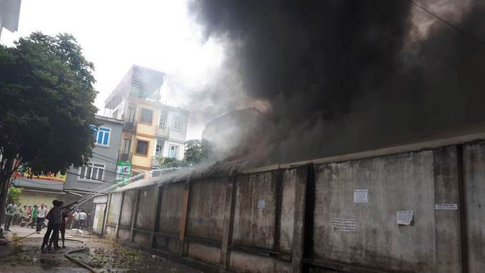 Hàng chục quầy hàng trong khu chợ ở Hà Nội bị thiêu rụi